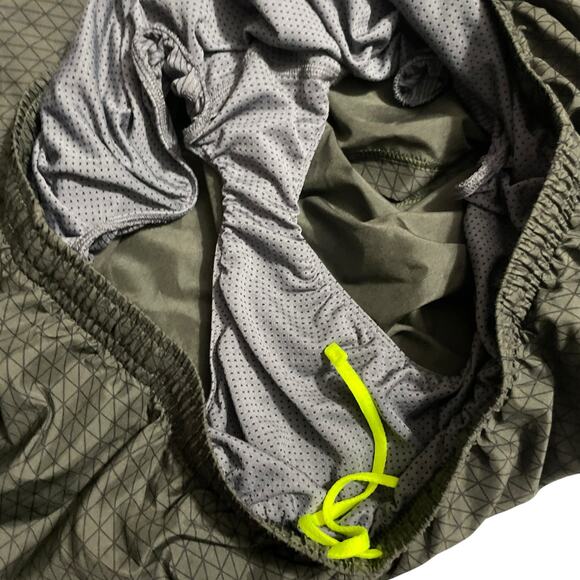 Under Armour Mens Athletic Shorts Size XL Heat Gear Fitted Lined Green Pockets - Picture 13 of 13